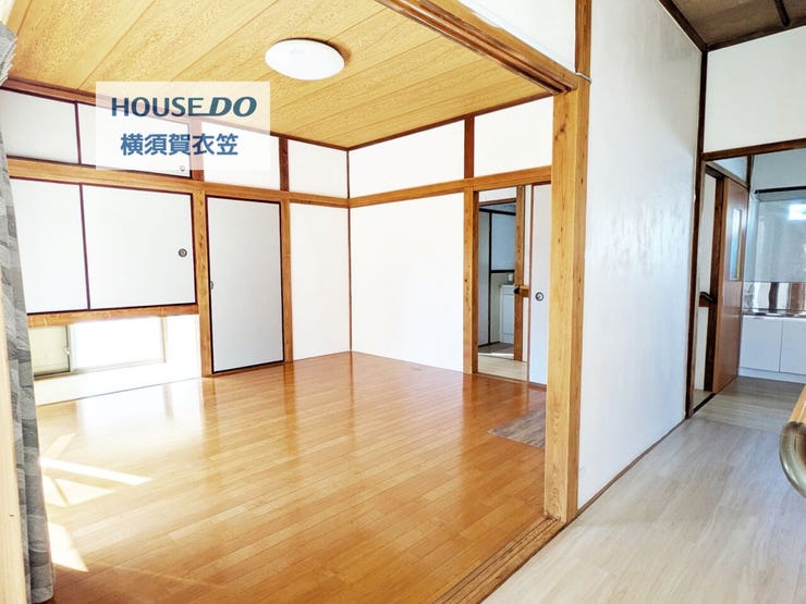 全室2面採光で明るく、通風良好!快適なリビング空間です。陽当り良好!ウッドデッキと繋がる開放的なリビングです。リノベ自由自在!広々リビングに間取り変更も可能です。