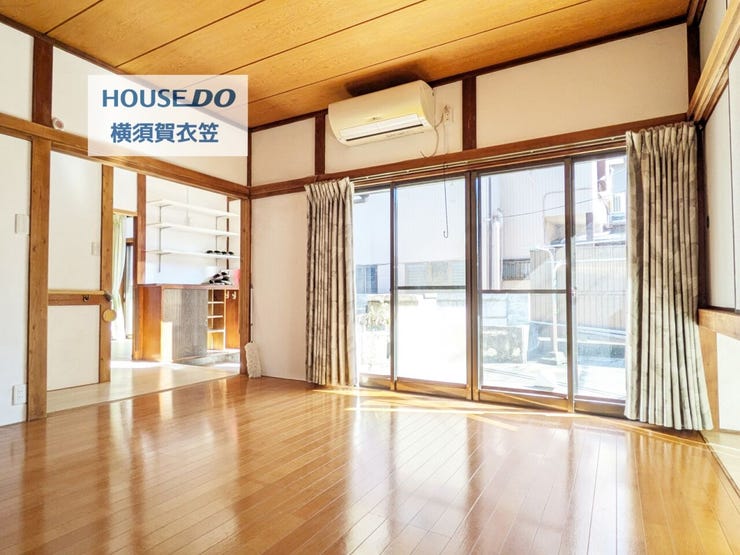 広々土地の角地に建つ家。光と風が気持ち良いリビングです。全居室6畳以上のゆとりを活かし、リビングも広く使えるプランです。閑静な住宅地で、家族がのんびりくつろげる広々リビングです。