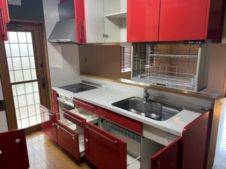 印象的な赤い対面式キッチンが、空間をスタイリッシュに演出。