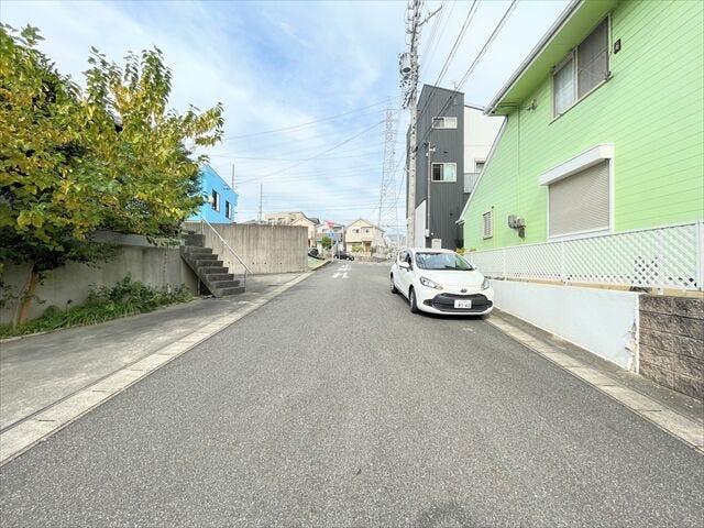 幅員約6mの前面道路です。車が余裕を持ってすれ違うことが出来る道幅です。車の出し入れも余裕を持って行うことが出来ます。