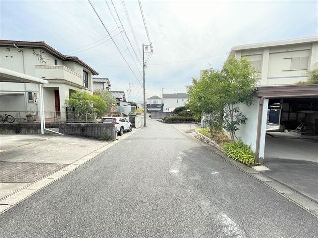 幅員約6mの前面道路です。車の出し入れもしやすく、また配達などの車が停まっていても通行出来る道幅となっています。