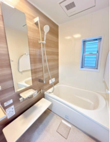 浴室に窓があり、換気ができるのが嬉しいですね。