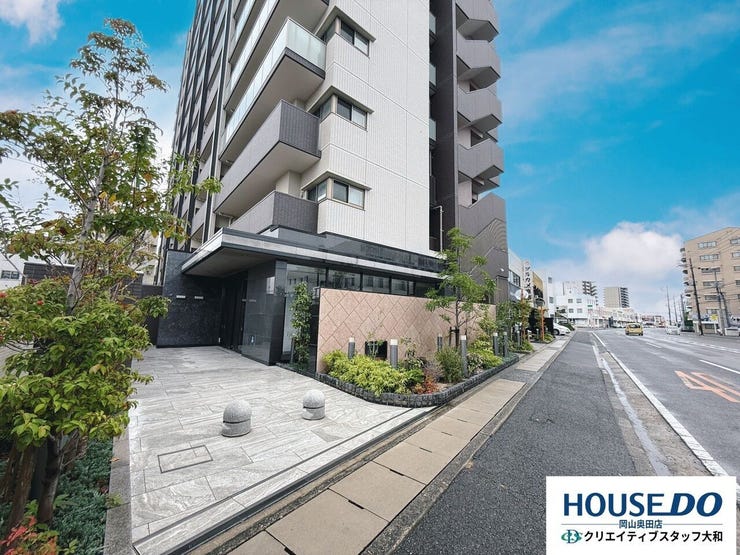 高級感漂うエントランスへ