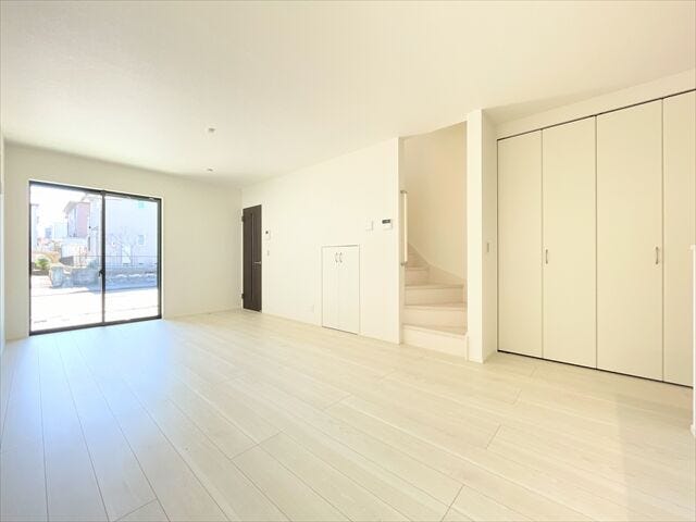 ワイドな窓からの採光が気持ち良いリビング空間◎