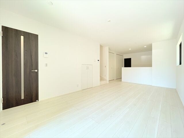 広々とした空間にスッキリと家具を配置すれば、
いつでも片付いた状態をキープできます。