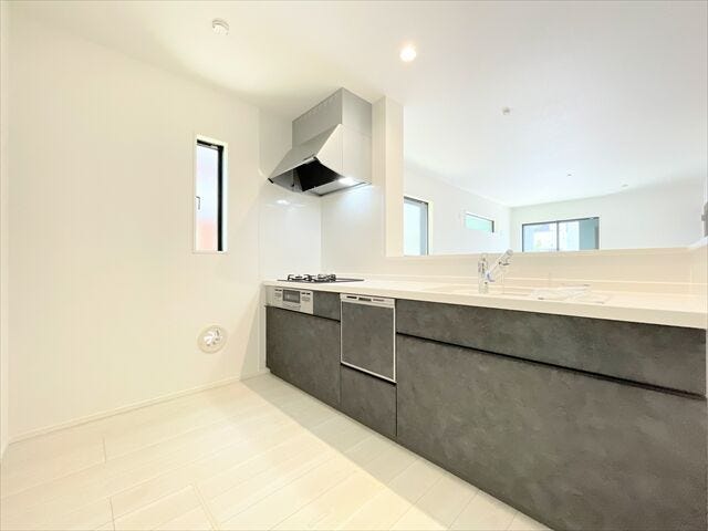 キッチンとリビングダイニングの距離が近いので料理しながら家族との会話も弾みそう♪
ゆとりのワークトップで配膳用のお皿を並べながらの調理もできそうですね。