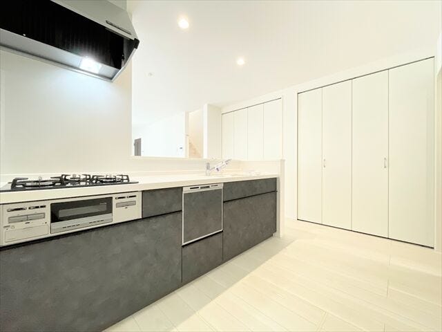 調理動線を考慮したシステムキッチンで、快適にお料理ができます。
まっすぐに伸びた水平ラインが美しく無駄の無い空間を演出しています。