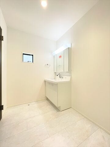 室内洗濯機置き場があるので、
汚れた洋服を洗面台で一度洗ったら
そのまま洗濯機に入れることが出来ます。