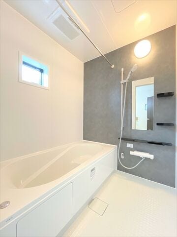 明るくのびのびと入浴できる浴室。
浴室乾燥機付きなので雨の日のお洗濯物干し場に困る事もなさそうです。
しっかりと換気ができるのも嬉しいですね。
