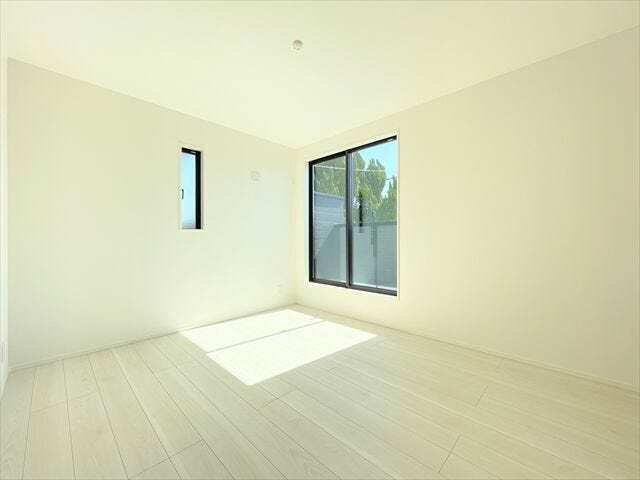 バルコニーに面したお部屋です。
お天気のいい日にはたっぷりと陽を取り込むことができ、
ベッドの上のお布団もふかふかになりそうですね。