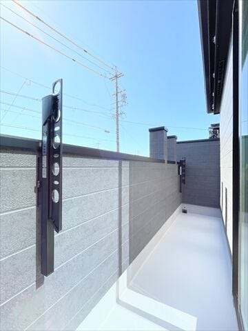 洗濯物を干すだけではなく、おしゃれに活用できれば生活がもっと豊かになります。
光もたっぷり差し込むため、部屋の奥まで自然光が明るく照らします。