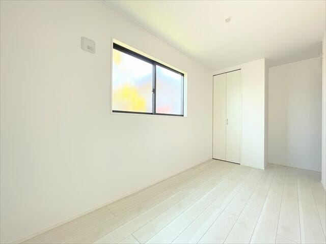 壁が白いのでプロジェクターを設置して映画やYouTubeなど楽しめます♪
部屋がおしゃれなシアタールームのように変身◎