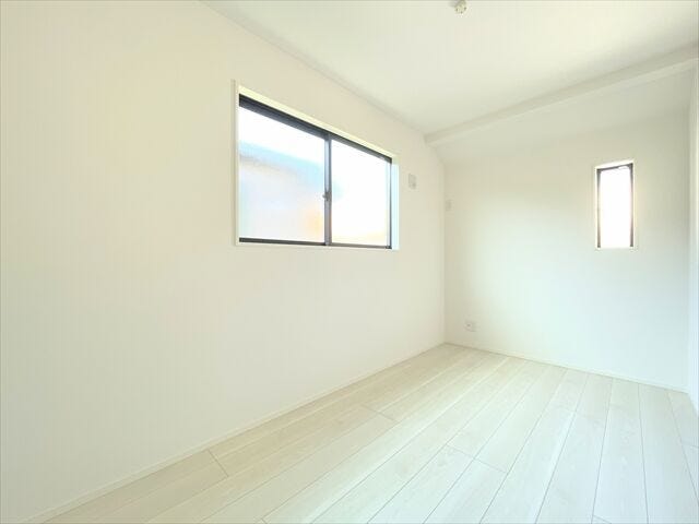 明るさを期待できる二面採光。
また通風も期待できるので、一年を通して過ごしやすい室内です。