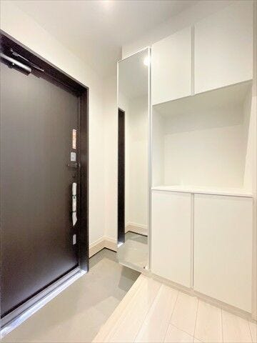 玄関には収納棚が設置されています。
家族全員分の靴など片付けておけるので
スッキリとした空間を保てます◎