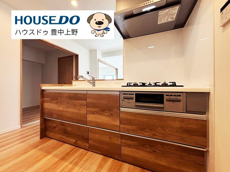 木目調が目を引くシステムキッチン!カウンタータイプで使いやすい!