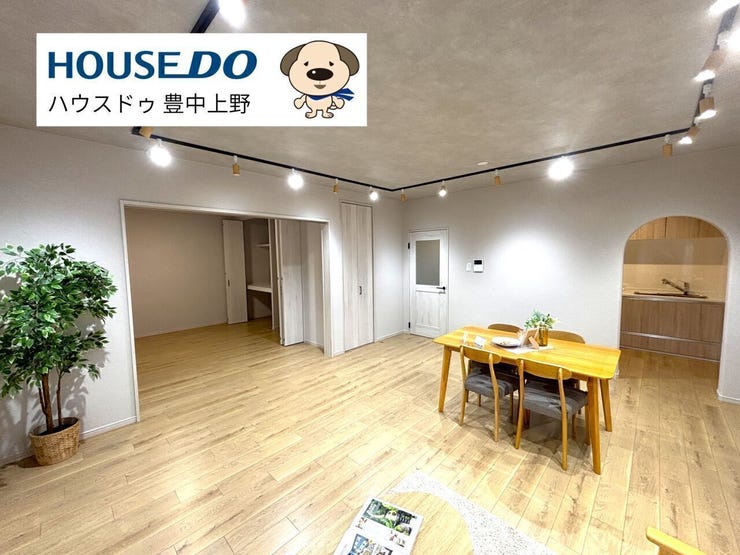 【リビング】
約18.1帖の広々LDK!隣接する洋室も約8帖あり、扉を開けてリビングと一体で使用いただくとかなり開放的な室内となります!リフォーム済みの室内は清潔感とオシャレさが際立ちます!