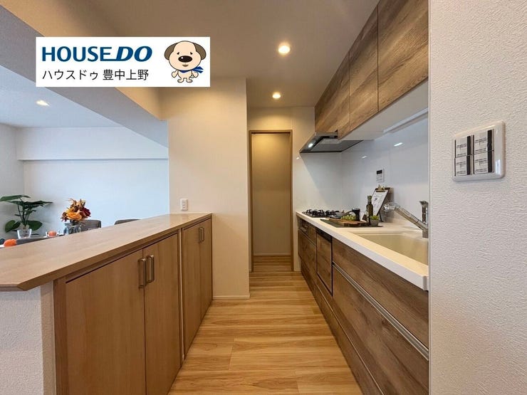 【キッチン】
リビングにマッチするスタイリッシュなシステムキッチンです!パントリー&カウンター収納で、収納が難しいキッチン周りもスッキリ!