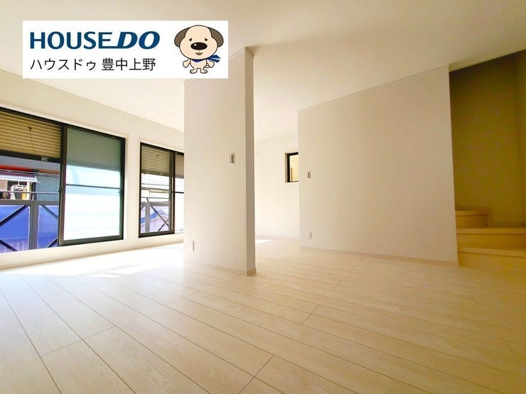 2階に位置する約15.5帖のLDK!4面採光で明るい日差しが差し込みます!今人気のリビング階段構造!