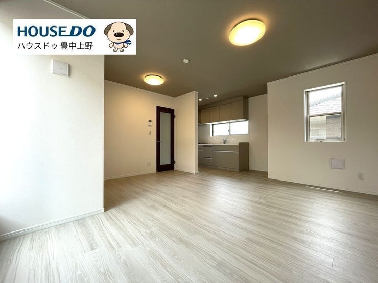 【リビング】
リフォーム済みのため、綺麗で清潔感ある明るい室内です♪