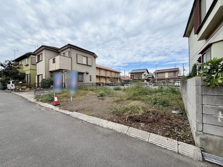 周辺はコンビニ、スーパー、幼稚園等々生活する上で便利な施設がそろっています♪