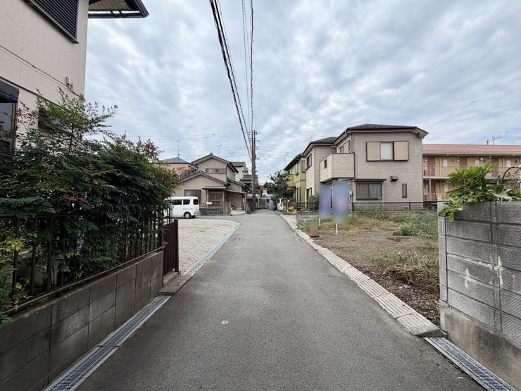 前面道路幅員約4m!車通りはあまりないので、車の出し入れはさほど困らないと思います!