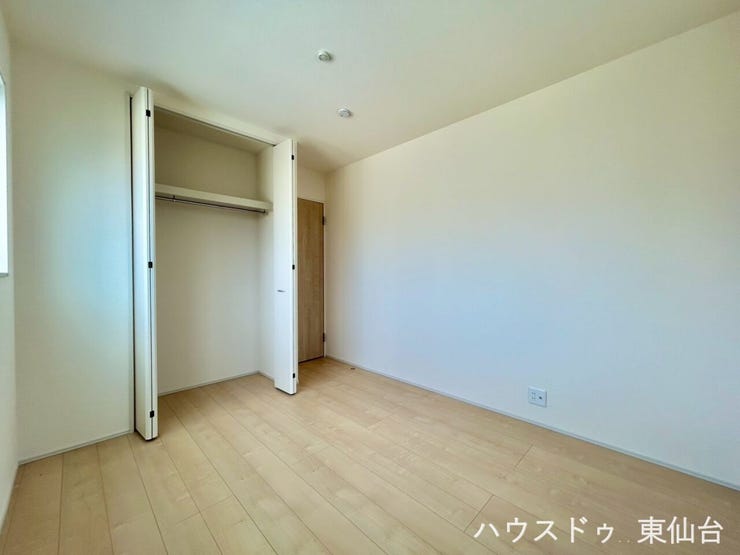約5.34帖の洋室になります。
大きなクローゼット付きでたくさん収納できます