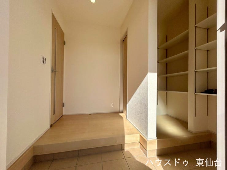 玄関にも窓があり、ドアを開けたら暖かい空間が広がります