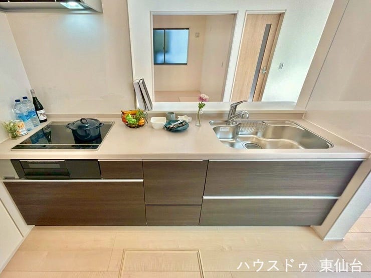 リビング・ダイニングを見渡すことができるキッチンです。
IHクッキングヒーターで火を使わないため、安心安全です