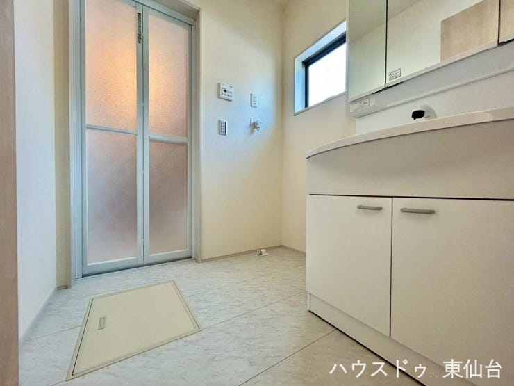 白を基調とした洗面所で清潔感があります