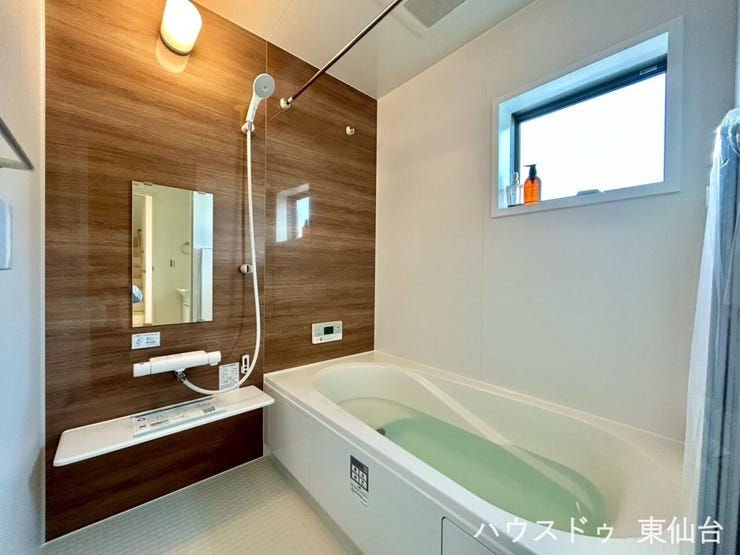 大きな浴槽でゆったりと一日の疲れを癒すことができます