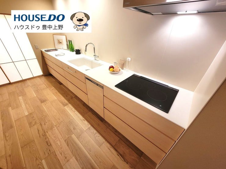 広々としたシンプルでおしゃれなキッチン。収納も豊富で、毎日のお料理がより楽しくなる機能的な空間です。