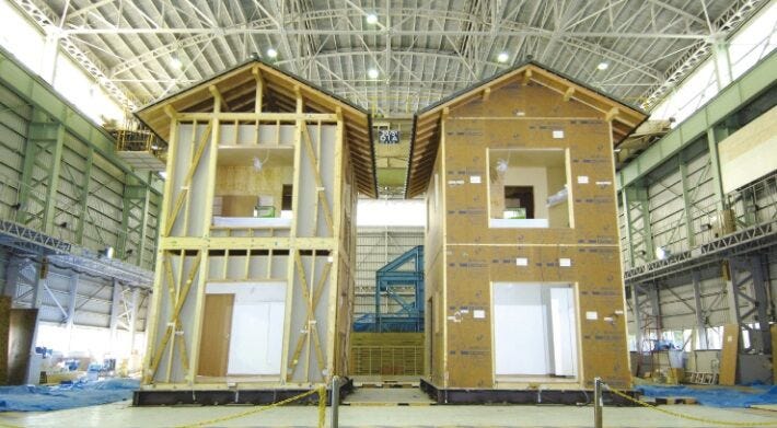 【point4】震度7レベルの揺れにも 倒壊しない強さを実証!
実験の結果、「ダイライト」は、震度7という極大地震の強い揺れにも倒壊せず
優れた耐震性を発揮することが証明されました。