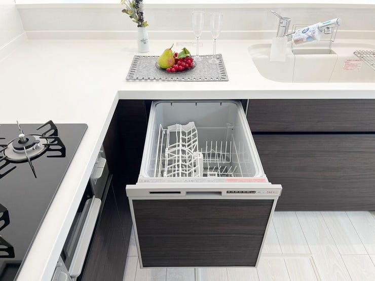 02.ビルトインタイプ食器洗乾燥機
通常の手洗いでは使用出来ないほど高温のお湯や高圧水流を使うことにより
汚れを効果的に落とすことができる。※イメージ写真