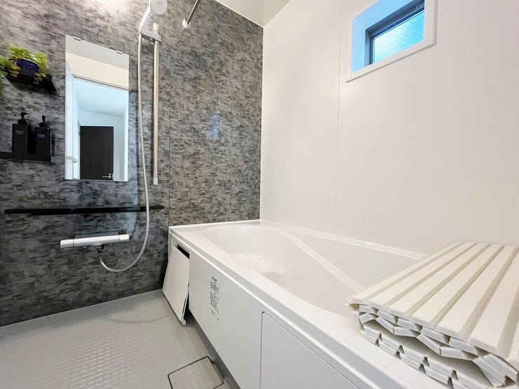 04.高断熱浴槽
熱を逃がさない断熱素材の浴槽・使いやすく快適なバスルーム。
排水の勢いだけで髪の毛がまとまる排水口や水はけの良い床等、お手入れもしやすい仕様。※イメージ写真