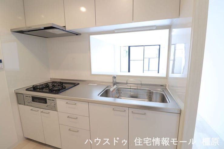 今回新調のシステムキッチン。吊戸棚があり、沢山の調理器具や食器もスッキリ整理できます