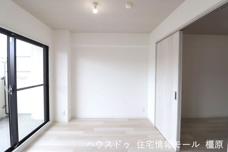 【4.5帖】バルコニーから日差しが入る明るい空間です