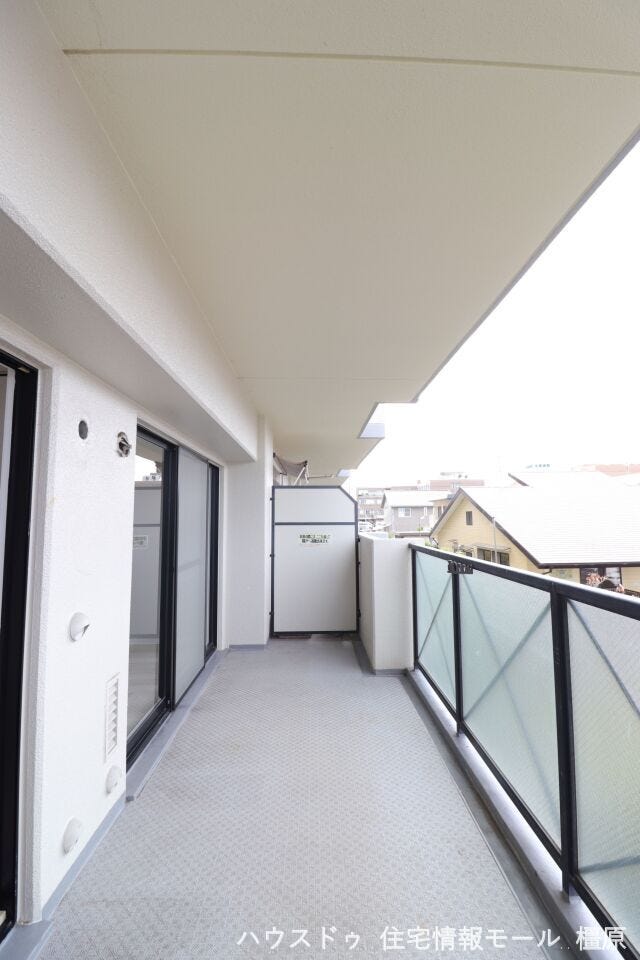 2室から出入りできるロングバルコニー。沢山のお洗濯物もゆったり干していただけます