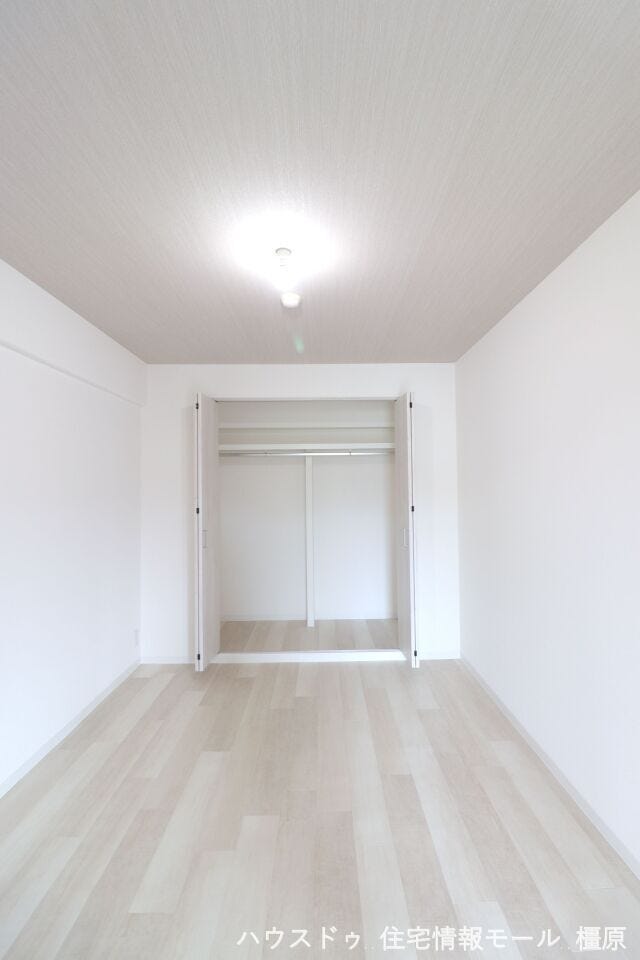 【6帖】大容量のクローゼットをもうけており、沢山の衣類や小物もすっきり整理できます。