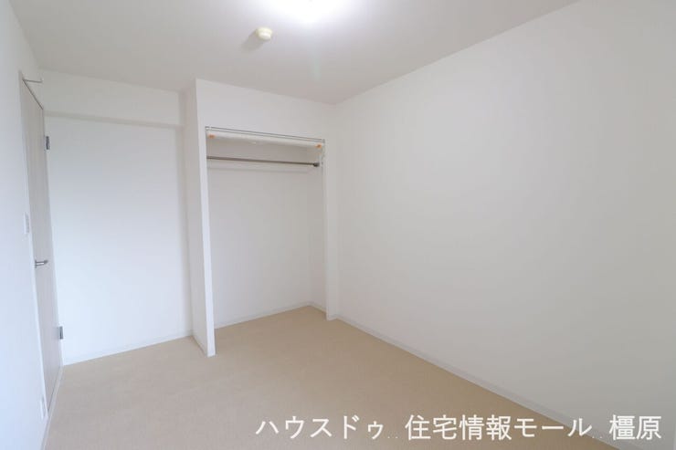 【東側6帖】こちらのお部屋はクロスとカーペットを貼替済です