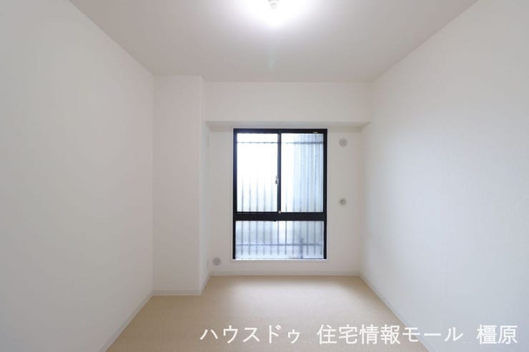 【東側6帖】カーペット敷きですので和室のように横になってくつげます