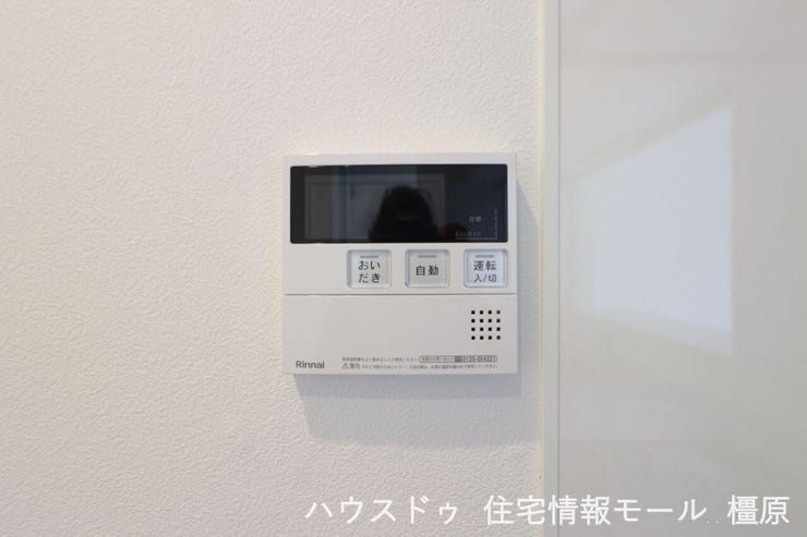 ボタン一つでお湯はりや追い焚きの操作ができるオートバス機能付きです