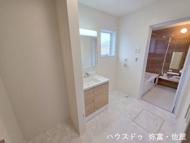 ゆとりある約3帖の洗面所!収納スペースも確保できる広さです(^^)