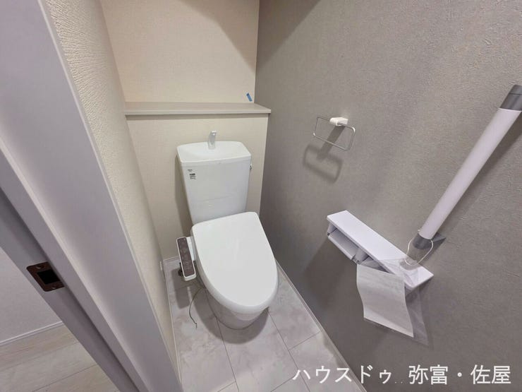 快適な温水洗浄便座付!トイレが2箇所有るため忙しい朝も安心ですね(^^)