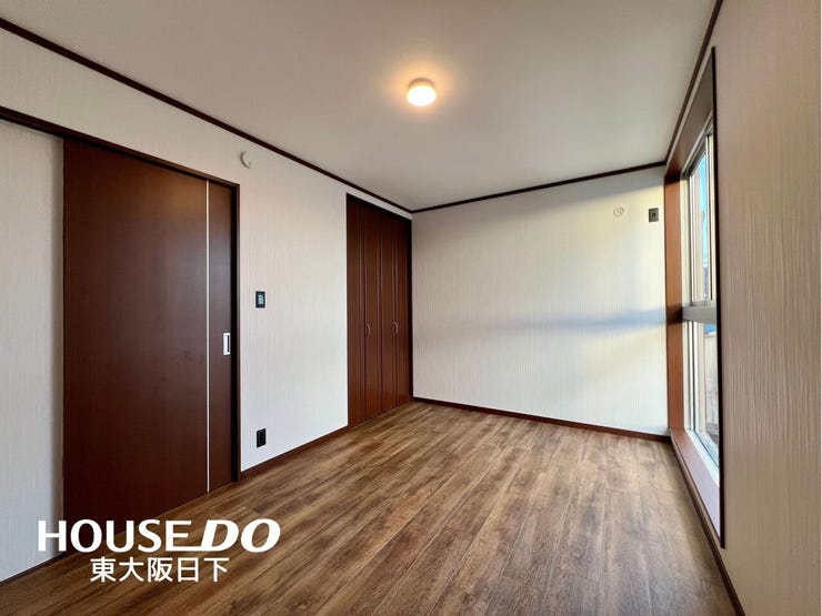 洋室約6.0帖:木目のフローリングが暖かみのある室内に。明るい寝室で心地のいい朝を迎えられそう。