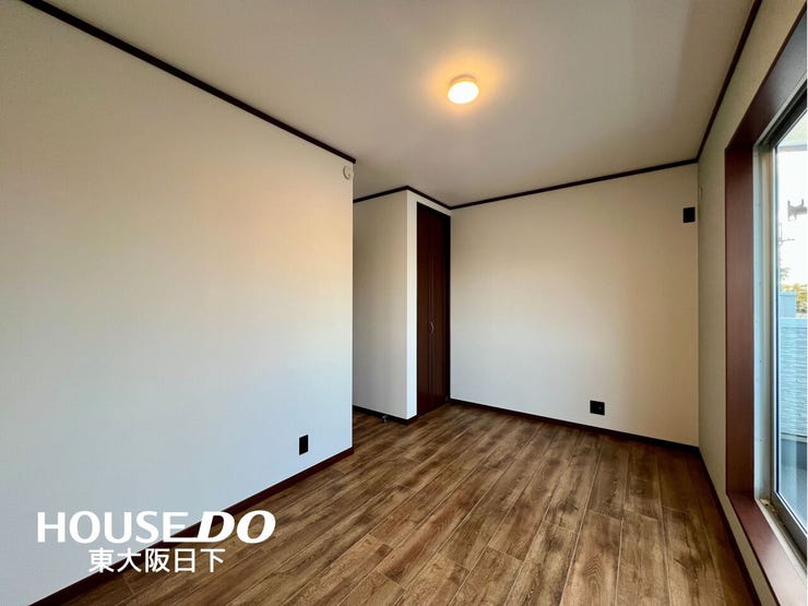 洋室:収納力豊富なクローゼット付き6帖洋室。落ち着いた木目調フローリングと白を基調とした内装で、居心地の良い空間を演出。シンプルな室内は家具のレイアウトも自由自在です。