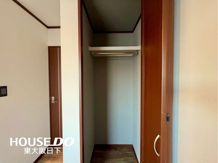 洋室:収納力豊富なクローゼット付き6帖洋室。落ち着いた木目調フローリングと白を基調とした内装で、居心地の良い空間を演出。シンプルな室内は家具のレイアウトも自由自在です。