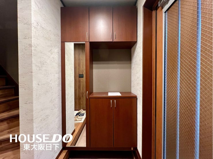 玄関:シューズボックス付きの玄関です。シューズボックス上には、お気に入りの雑貨や写真などを飾って、空間を彩れそうです♪