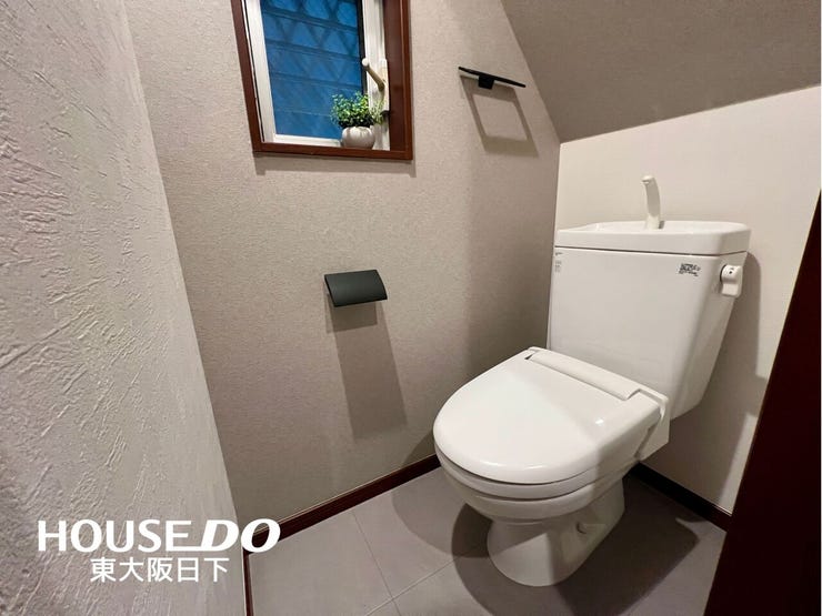 トイレ:温水洗浄便座付きのトイレです。窓があるため、自然換気が可能です。