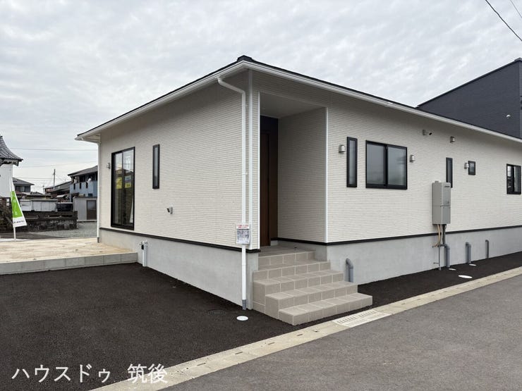 玄関横に車2台分、駐車可能