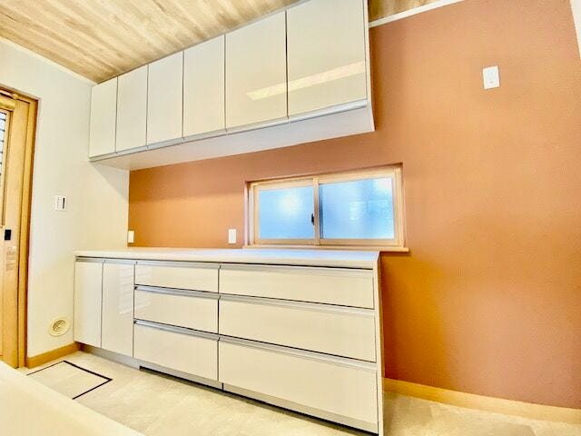 キッチン後ろ、カップボード。